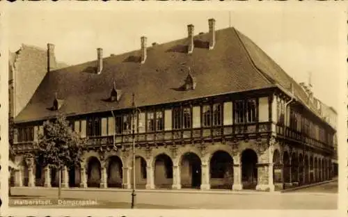 Ak Halberstadt am Harz, Fachwerkhaus mit Arkaden, davor eine Straße