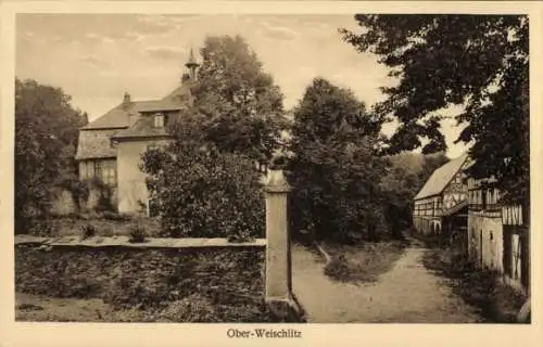 Ak Ober-Weischlitz im Vogtland, Teilansicht, Straßenpartie, Fachwerkhaus