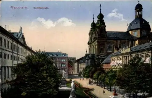 Ak Mannheim in Baden,  Schillerplatz, mittig ein Denkmal, rechts davon eine Kirche mit zwei Tü...