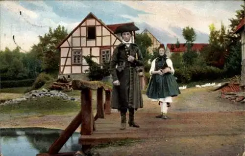 Ak Hessische Trachten, Hessen, Mann und Frau, Holzbrücke