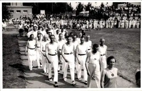 Foto Ak Zwickau in Sachsen?, Einmarsch von Athleten