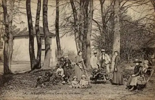 Ak Meudon Hauts de Seine, Gruppe von Menschen in einem Park