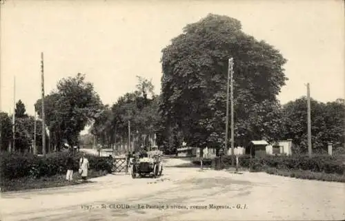 CPA Saint Cloud Hauts de Seine, Le Passage à niveau, avenue Magenta