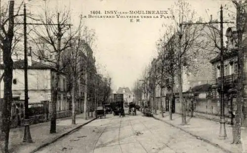 Ak Issy les Moulineaux Hauts de Seine, Le Boulevard Voltaire vers la Place