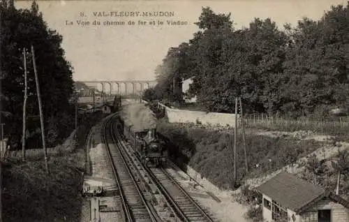 Ak Meudon Val Fleury Hauts de Seine, La Voie du chemin de fer et le Viaduc