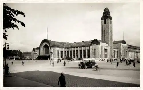 Ak Helsinki Helsingfors Finnland, Personen, ein Bus und ein Auto vor dem Bahnhof, Straßenbahn,...