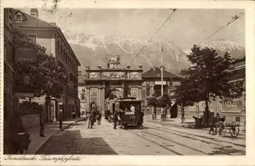 Ak Innsbruck Tirol, Straßenbahn 138 vor Triumphpforte