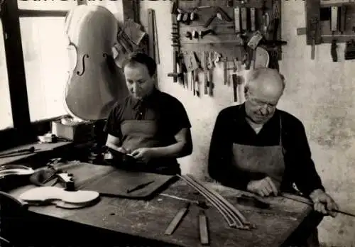 CPA Mirecourt Lorraine Vosges, Artisans Luthier au Travail