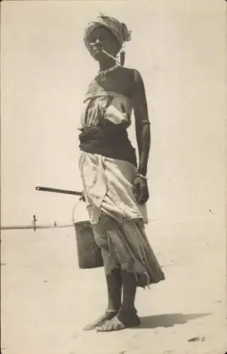 Foto Ak afrikanische Frau mit Pfeife im Mund, Wasserträgerin