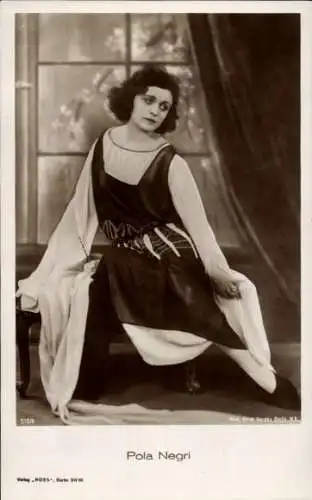 Ak Schauspielerin Pola Negri, Portrait