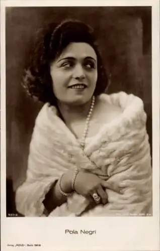 Ak Schauspielerin Pola Negri, Portrait, Pelzstola, Perlenkette, Ross