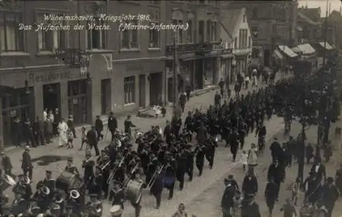 Ak Wilhelmshaven an der Nordsee, Aufziehen der Wache, Marine Infanterie, 1916