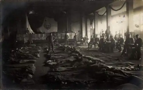 Foto Ak kaiserliche Soldaten in Behelfsunterkunft in Köln Sülz