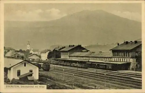 Ak Bayerisch Eisenstein im Bayrischen Wald, Grenzbahnhof Gleisseite, Arber