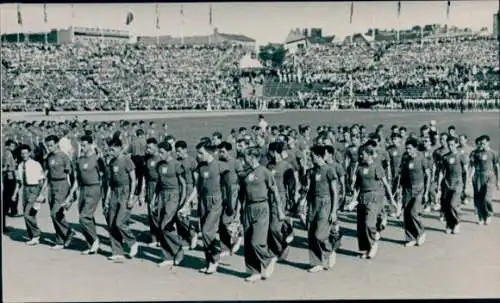 Foto Berlin, Walter Ulbricht Stadion, Weltfestspiele der Jugend, Sportler beim Einmarsch, 6.8.1951