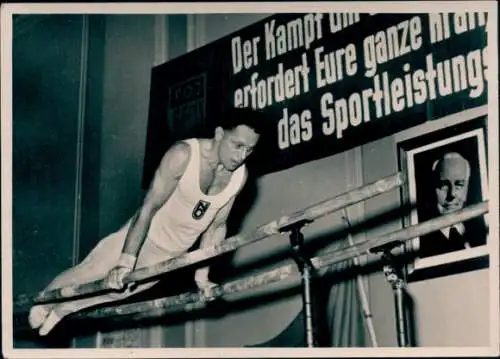 Foto 3. Nord-Ost-Kunstturnen 1951, TSC Nord-Ost Berlin Gleimstraße, Sieger Heinz Boll, Banner