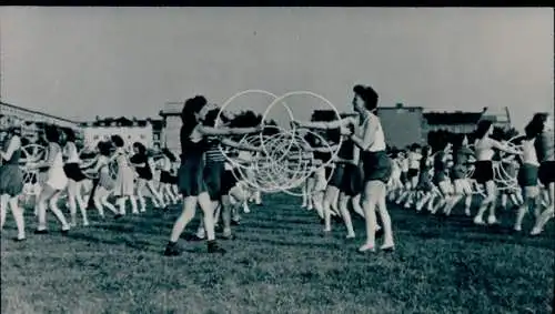 Foto Berlin, Bewag-Platz, Zentrale Massenübungsprobe Weltfestspiele, Reifengymnastik, 1951