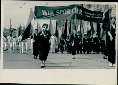 Foto Berlin, Demonstration der Sportler, Wir Sportler kämpfen für den Frieden, 1. Mai 1955