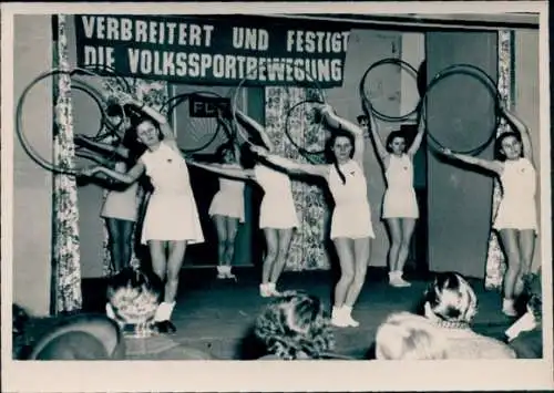 Foto Berlin, Reifenvorführung, Gymnastikgruppe, Volkssportbewegung, FDJ