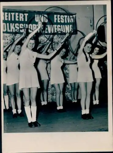 Foto Berlin, Reifenvorführung, Gymnastikgruppe, Int. Frauentag 8.3.1952, Kulturschau, 9. Volksschule