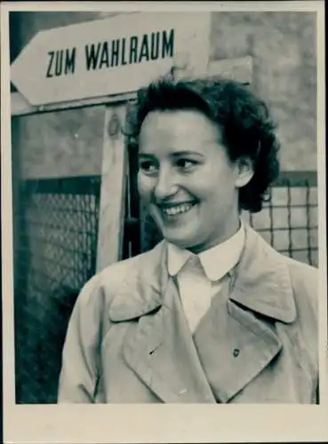 Foto Eiskunstläuferin Inge Kabisch, 17.10.1954, Wahlraum Grünau Regattastraße, Haupttribüne