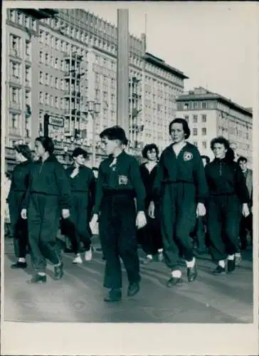 Foto Berlin, Stalinallee, Friedensmarsch zur Deutschen Sporthalle, 8.10.1955