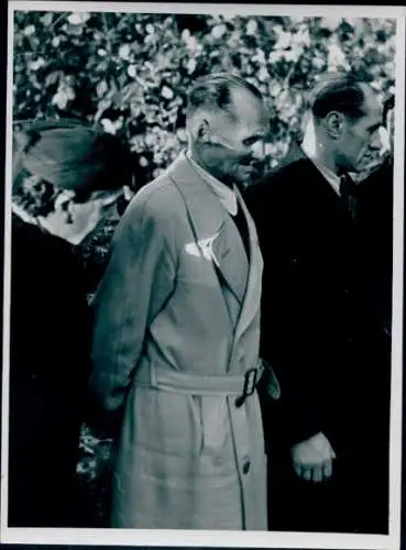 Foto Berlin Neukölln, Friedhof, Kranzniederlegung zu Ehren von Werner Seelenbinder, 24.10.1954