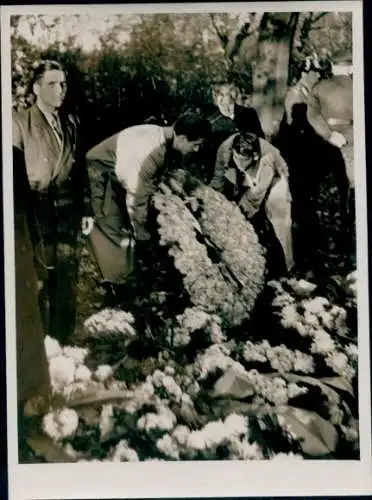 Foto Berlin Neukölln, Friedhof, Kranzniederlegung zu Ehren von Werner Seelenbinder, 24.10.1954