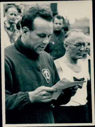 Foto Berlin, Walter-Ulbricht-Stadion, Meister des Sports Stubnik verliest Resolution z. Volksbefrag.