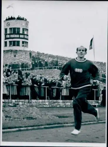 Foto Berlin, Walter Ulbricht Stadion, Emil Zatopek während der Ehrenrunde, 28.11.1954