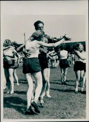 Foto Berlin, Bewag-Sportplatz, Tanz der Jugend, Massenübung Weltfestspiele 29.7.1951, Sportschau