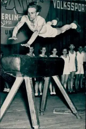 Foto Berlin Friedrichstadt-Palast, Republikentscheidung der Sportwerbegruppen 30.6.1951, Sprungpferd