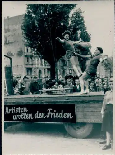 Foto Berlin, Kulturveranstaltung im Rahmen der Volksbefragung, Artisten wollen den Frieden, 3 Karmas