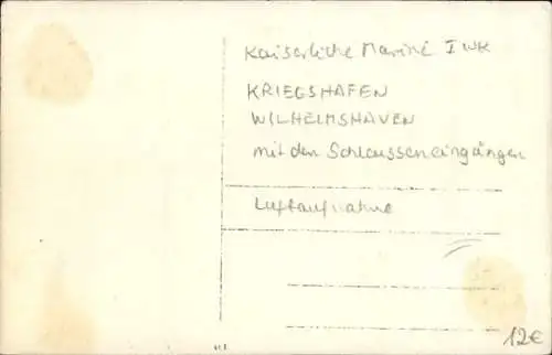 Ak Wilhelmshaven an der Nordsee, Kriegshafen aus der Vogelschau mit Schleusen-Anlage