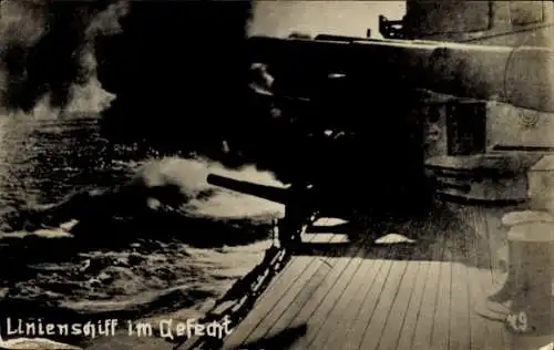 Foto Ak Deutsches Kriegsschiff, Linienschiff im Gefecht, schwere Artillerie, Kaiserliche Marine
