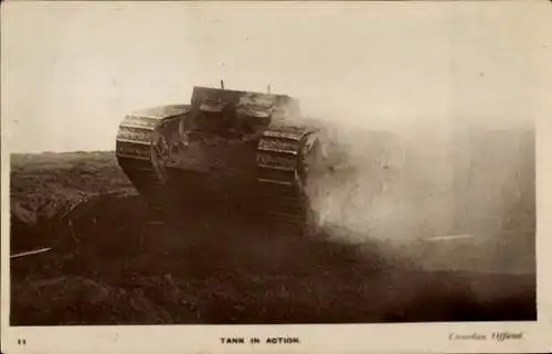 Ak Englischer Mark IV/V Panzer im Angriff, Tank, Kriegsschauplatz im Westen, 1. WK