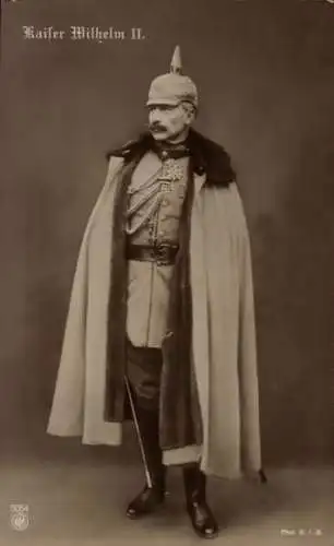 Ak Kaiser Wilhelm II. im Felde, Standportrait, Uniform, Pickelhaube, Mantel