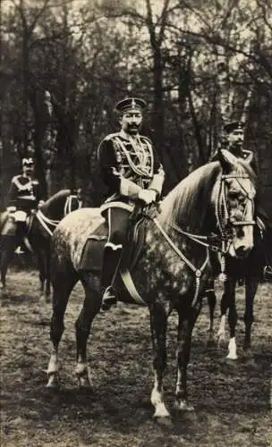 Ak Kaiser Wilhelm II. in Husarenuniform auf seinem Pferd