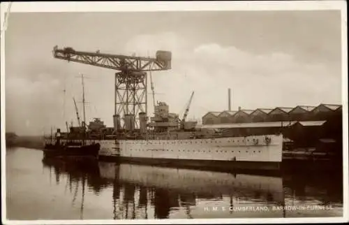 Ak Barrow in Furness Cumbria England, Britisches Kriegsschiff HMS Cumberland