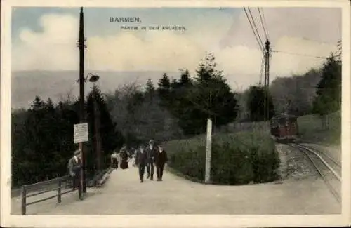 Ak Barmen Wuppertal, Partie in den Anlagen. Straßenbahn, Spaziergänger, Bäume,.