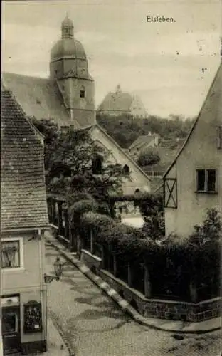 Ak Lutherstadt Eisleben, Stadtansicht mit Kirche, Fachwerkhäusern und Straßenszene