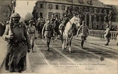 Ak Strasbourg Straßburg Elsass Bas Rhin, Einzug von General Gourand an der Spitze der 4. franz...