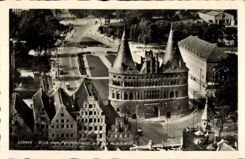 Ak Lübeck, Blick vom Petrikirchturm auf das Holstentor