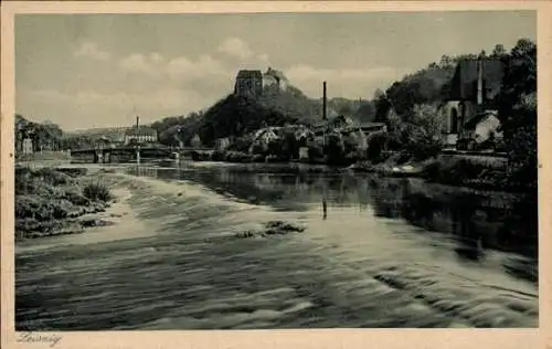 Ak Leisnig in Sachsen, Blick auf Leisnig mit der Burg Mildenstein, dahinter die Eisenbahnbrück...