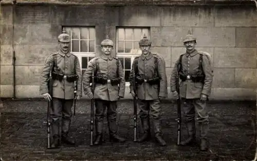 Ak Freiberg in Sachsen, Vier Soldaten in Uniformen