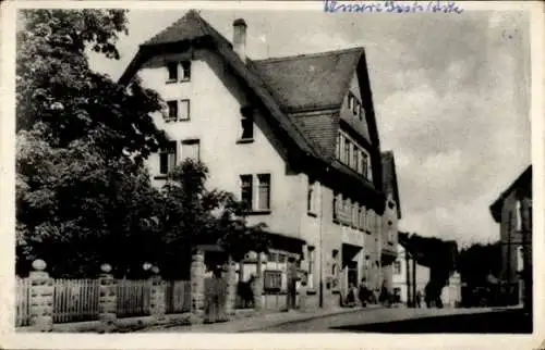 Ak Weißenborn Holzland Thüringen, Fachwerkhaus mit zwei Personen davor