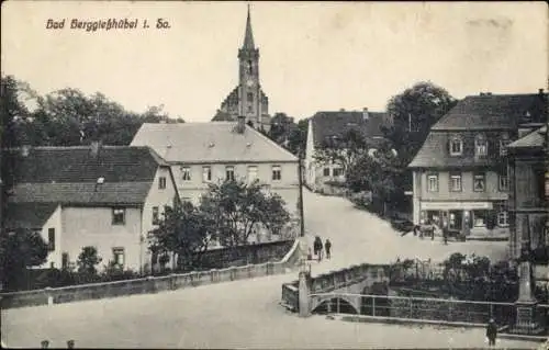 Ak Berggießhübel in Sachsen, Straße, Kirche