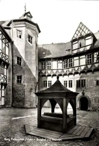 Ak Falkenstein im Harz, Burg Falkenstein, Burghof, Brunnen