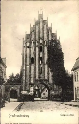 Ak Neubrandenburg in Mecklenburg, Stadtansicht mit Stargarder Tor