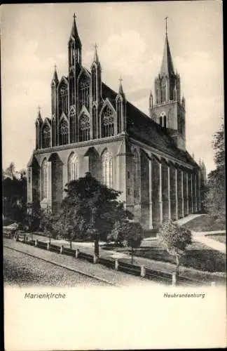 Ak Neubrandenburg in Mecklenburg, Die Marienkirche in Neubrandenburg ist eine der Hauptsehensw...